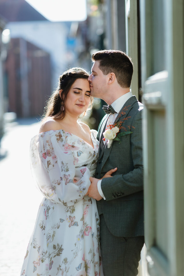 gekleurde trouwjurk bloemen trouwjurk